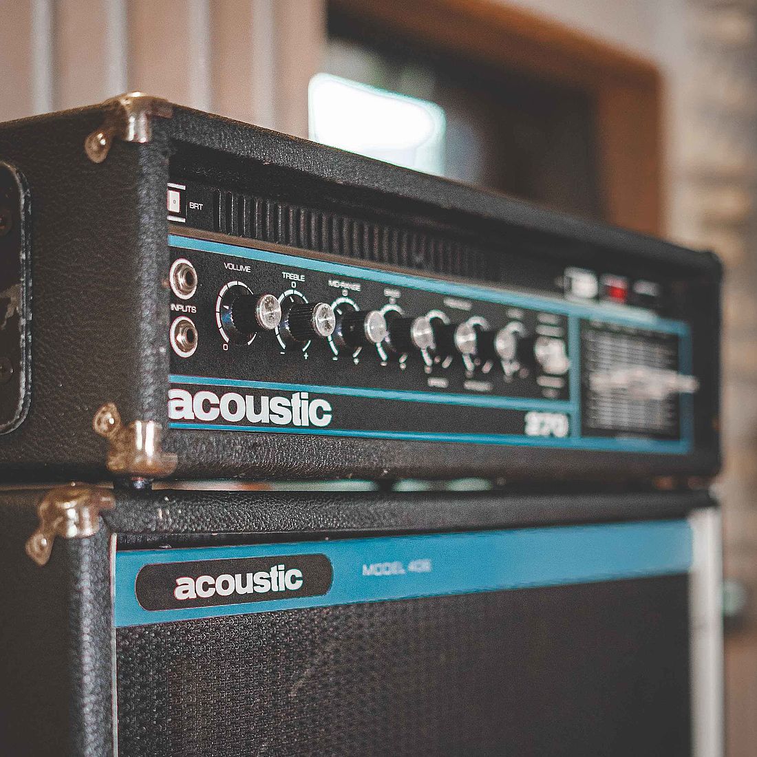 [Translate to Englich:] Acoustic_270_bass_amp